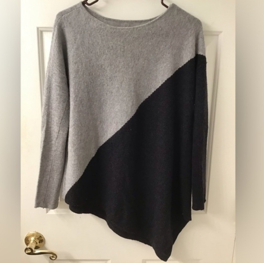Women’s Two-Tone Diagonal Colorblock Sweater - Gray & Black L
